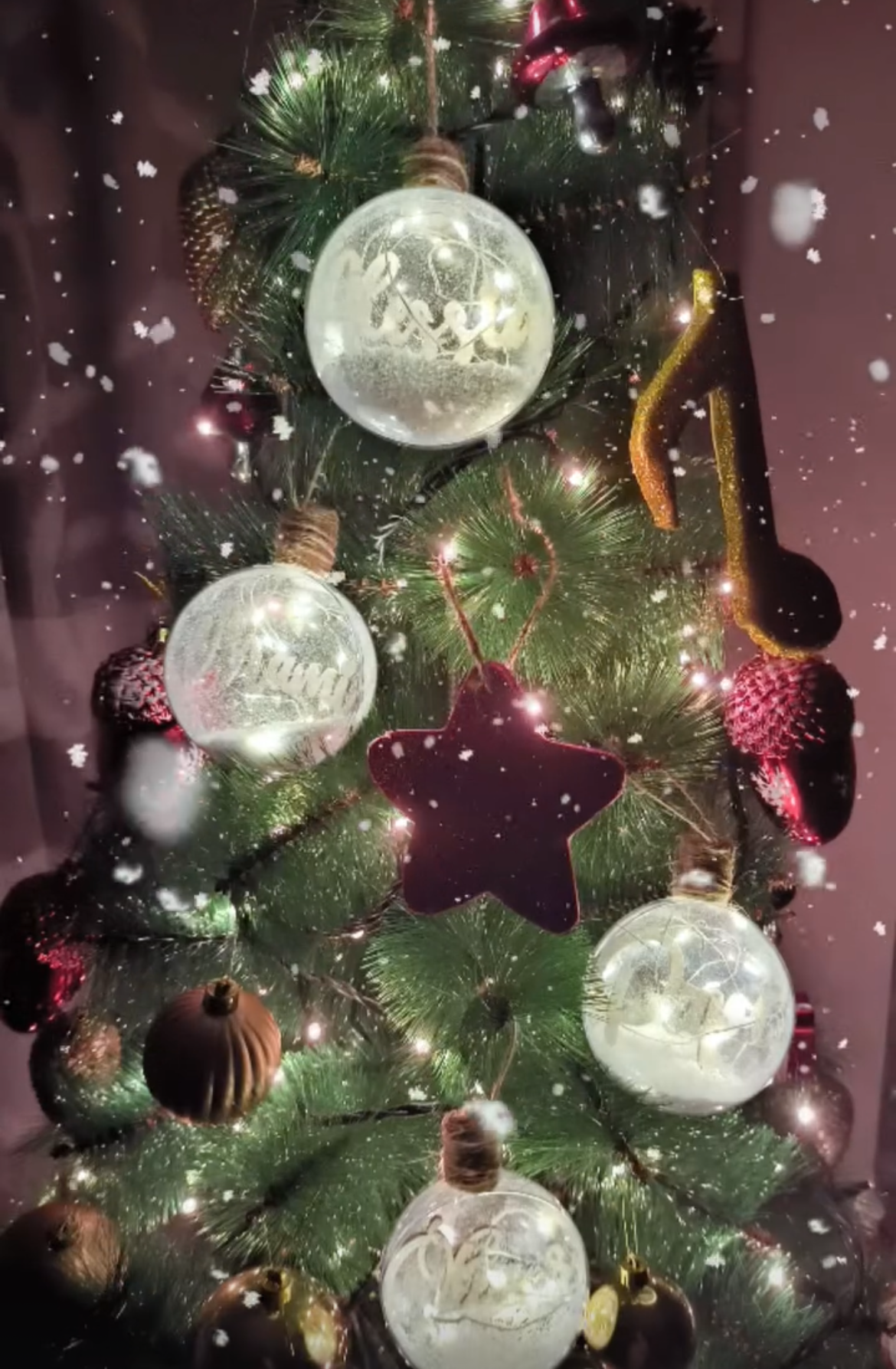 Bola con luces y nieve