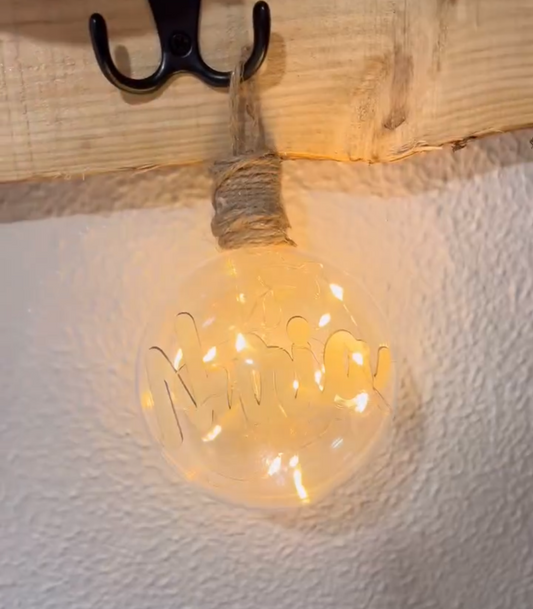 Bola con luces y nieve